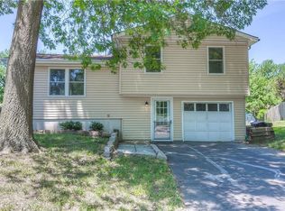922 NE Westwind Cir, Lees Summit, MO 64086