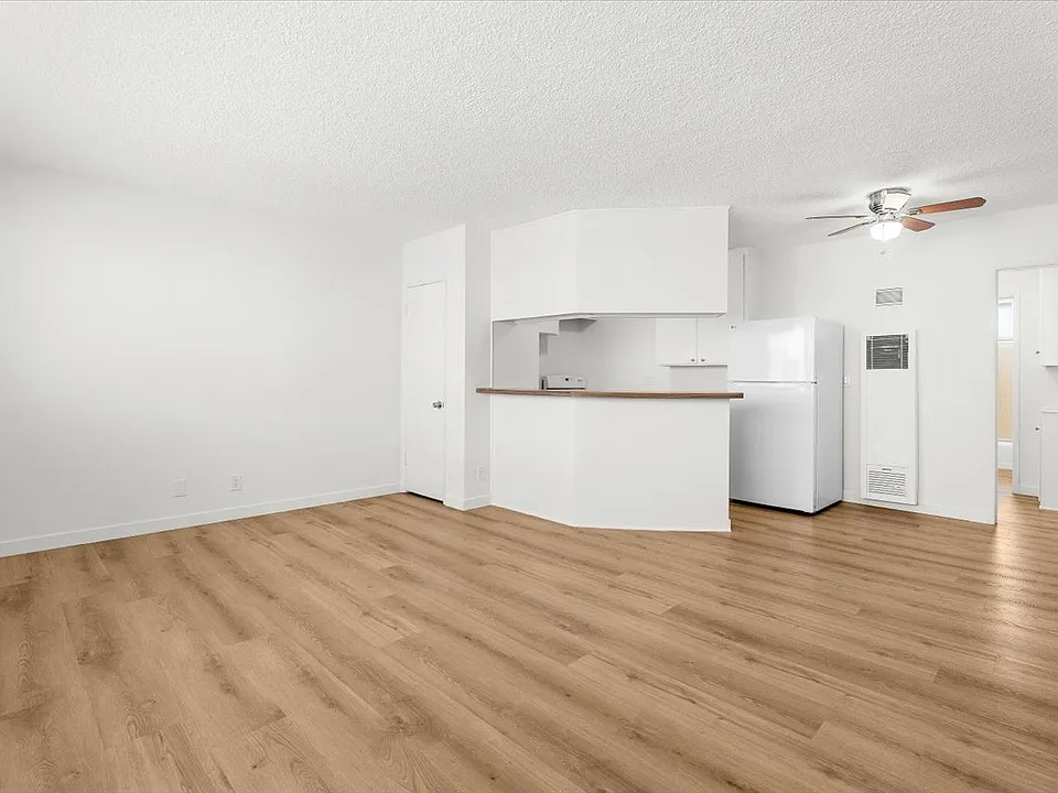 4458 Woodman Ave #8