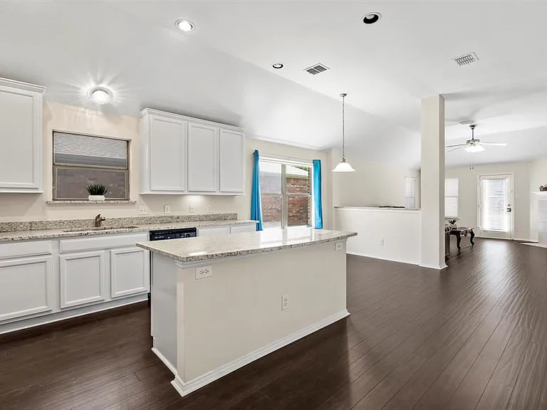 2356 Aurora Dr — Photo 4