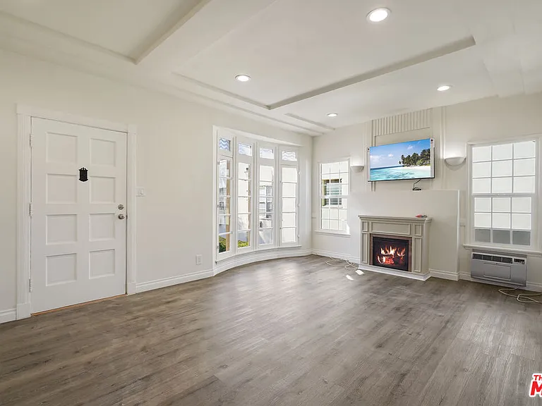228 S Reeves Dr #D — Photo 2