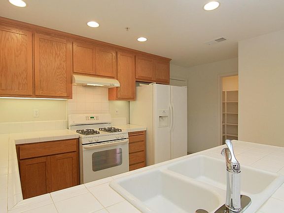 5th image of 546 Cereze St