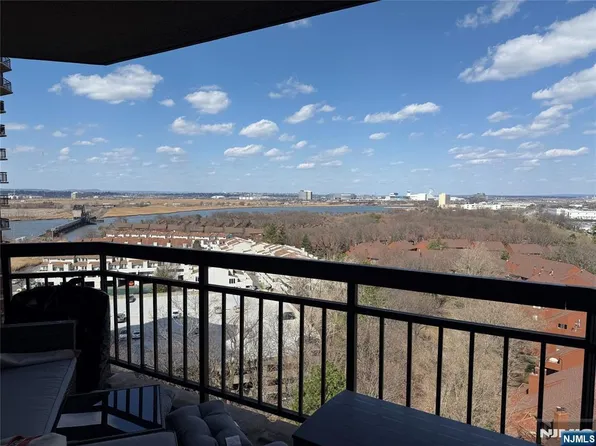 1223 Harmon Cove Tower, Secaucus, NJ 07094