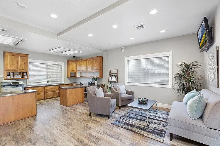 Palm Lodge Estates — Photo 3