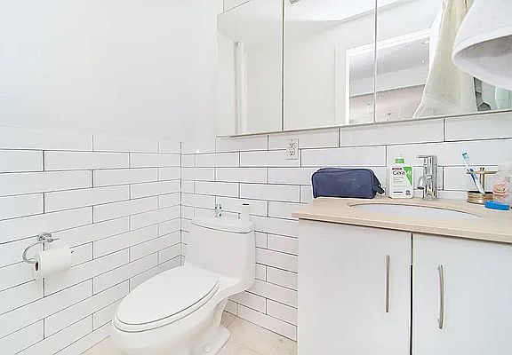 4th image of 120 E 4th St APT 1B