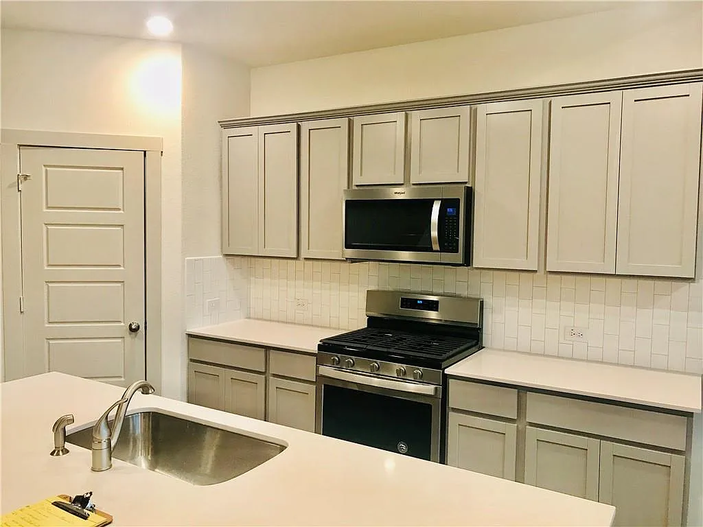 4 bed, 3.0 bath, 2564 sqft, $2,500 — Photo 3