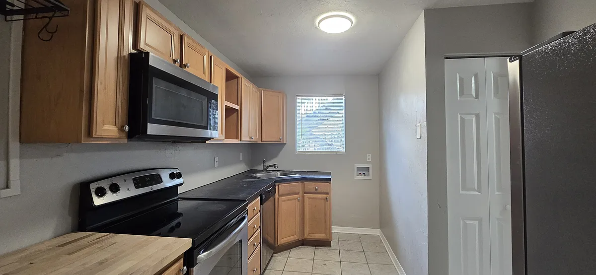 Building Photo - 705 SW 75th St #101