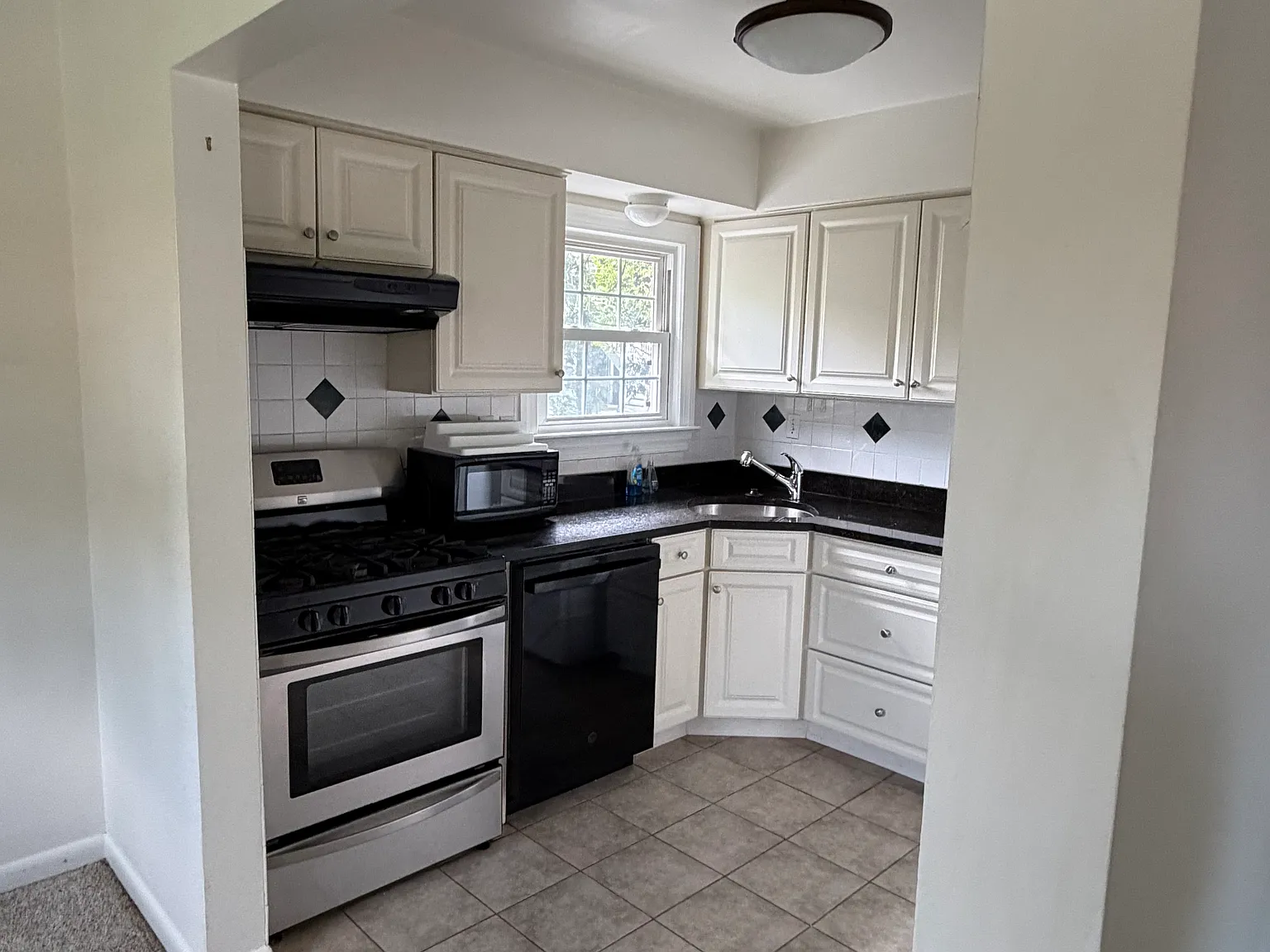 2 bed, 950 sqft, $2,400 — Photo 2
