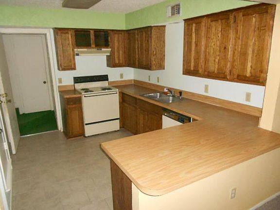 2nd image of 822 Clarissa Pl