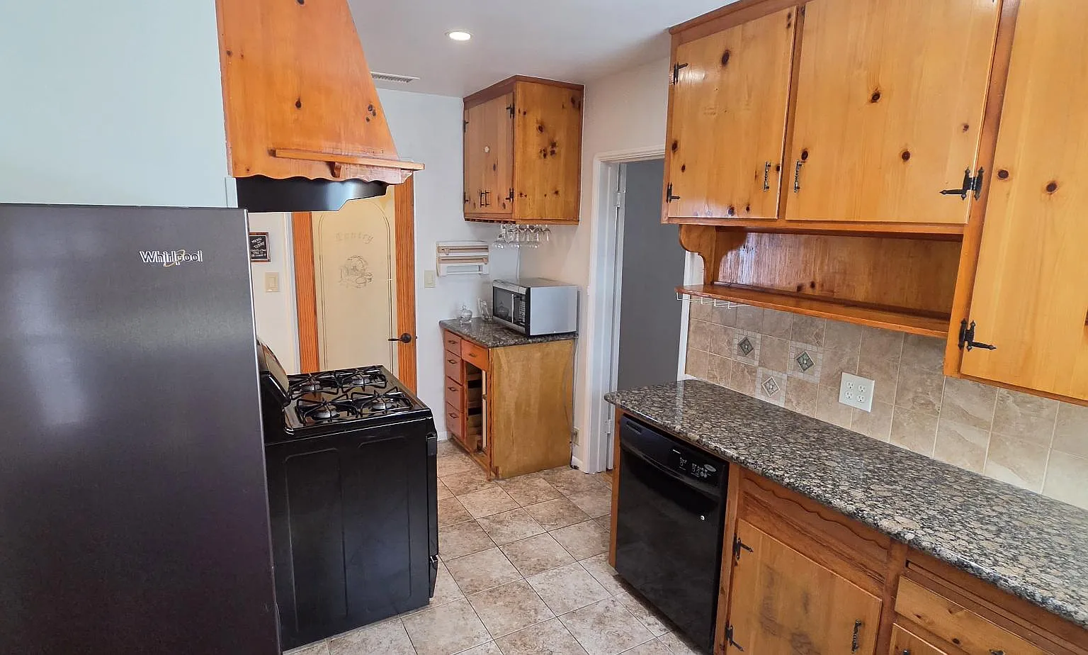 5 bed, 1878 sqft, $6,200 — Photo 2