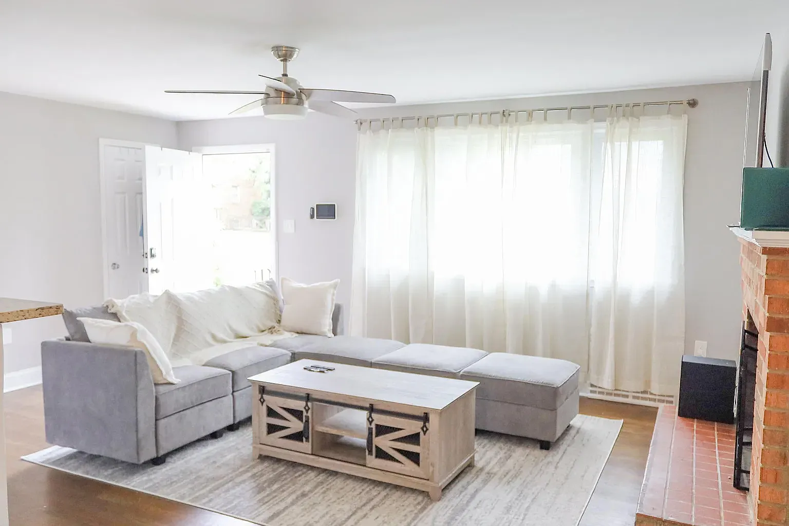 4 bed, 2400 sqft, $3,100 — Photo 2
