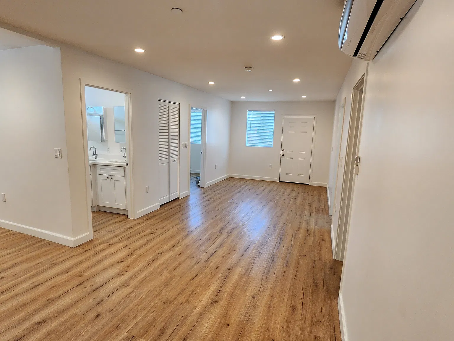 3 bed, 1075 sqft, $2,600 — Photo 2