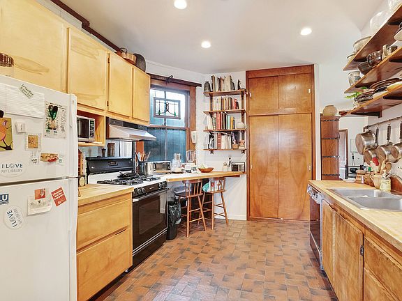 5th image of 249 E 7th St APT 11