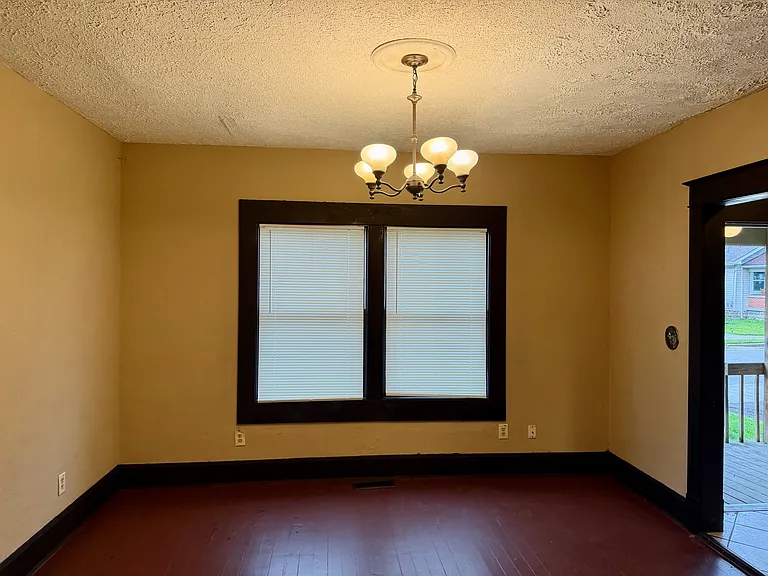 1820 Clarendon Ave — Photo 11