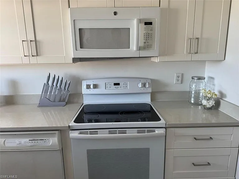 1900 Alamanda Dr #303 — Photo 12