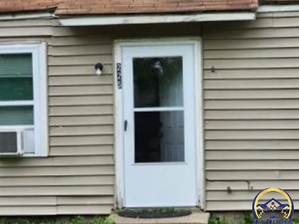 225 SE 35th Ter, Topeka, KS 66605