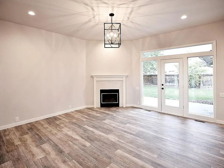 2340 N Warwick Ave — Photo 14
