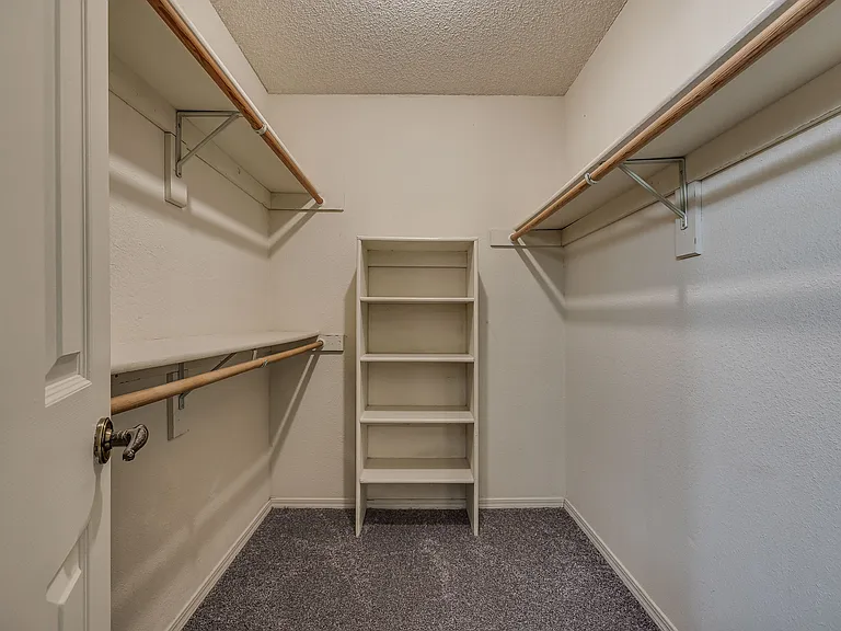 Lexington Commons - Walk-In Closet