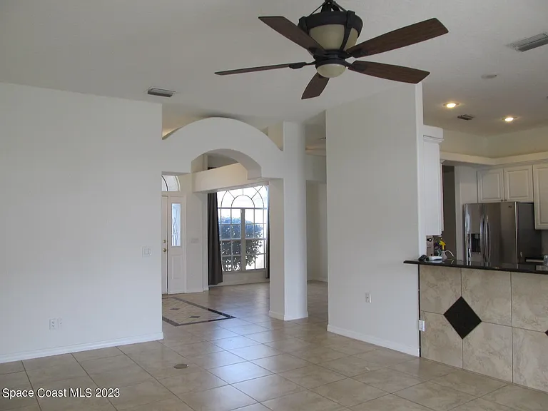 986 Fostoria Dr — Photo 3