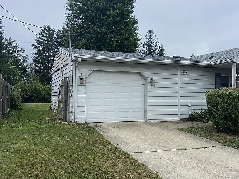 1052 N Lincoln St — Photo 2