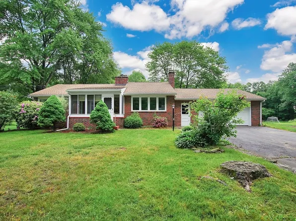 14 Cedar Dr, Granby, MA 01033