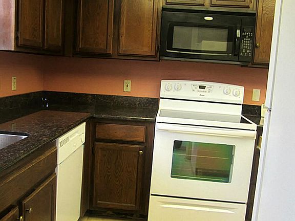   Nice kitchen with granite counter tops.