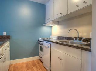 Top Floor 1bed/1bath Apartment Near Mt. Baker Light Rail!, Seattle, WA 98144