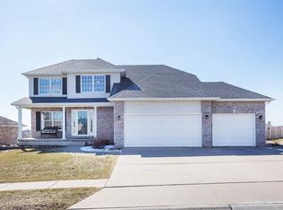5574 N Ridge Cir, Bettendorf, IA 52722