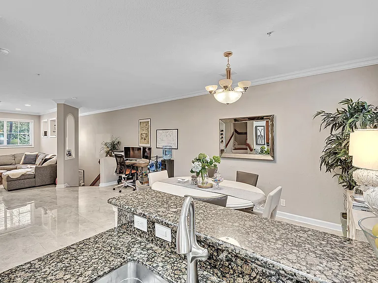 323 Bayfront Dr — Photo 22