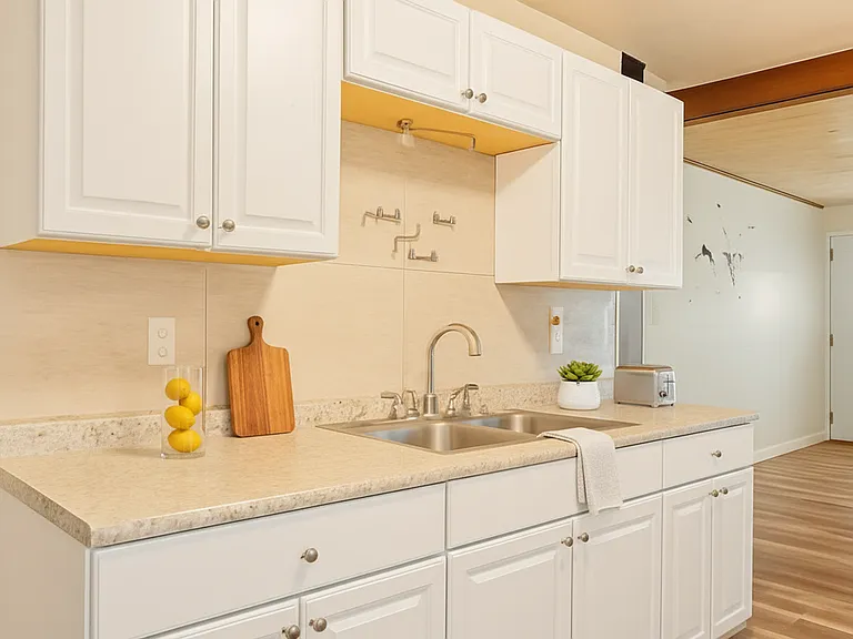 1423 Thomas Ave — Photo 6