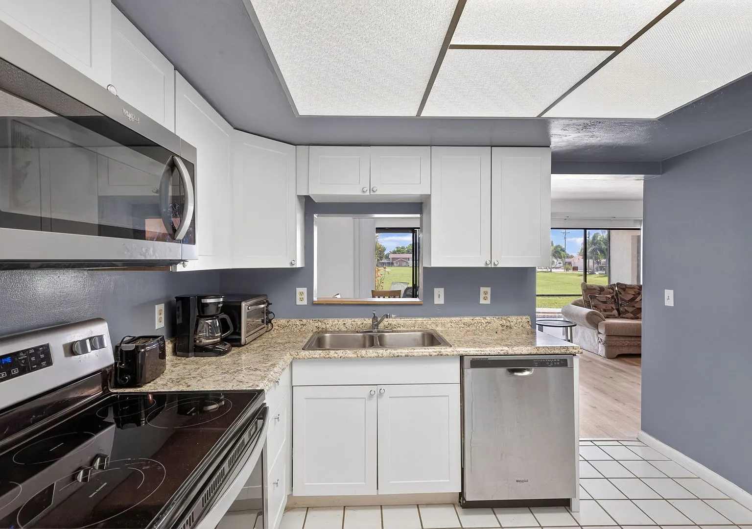 Furnished or unfurnished 2 bedroom Condo Overlooking Golf Course — Photo 3