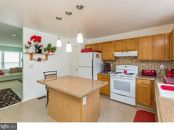 3rd image of 10 Creek Ln