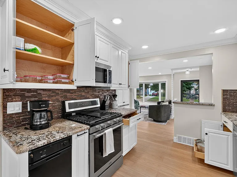 2115 E Hudson Ave — Photo 29
