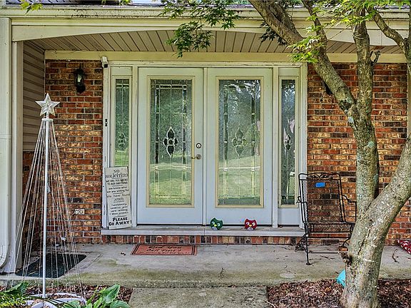 3rd image of 99 Katherine Dr