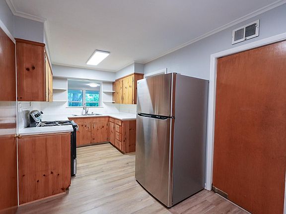 2nd image of 715 Camilla Dr
