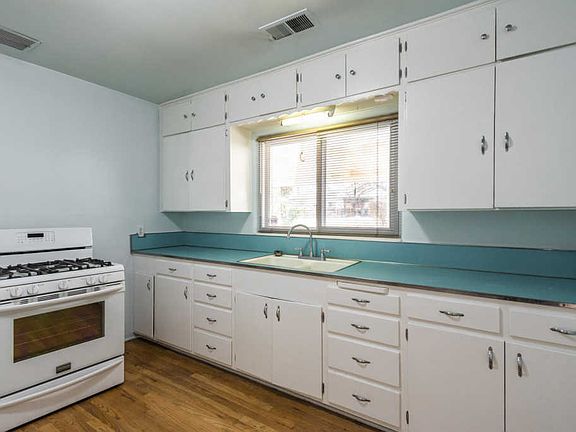 5th image of 212 Montclaire Dr NE