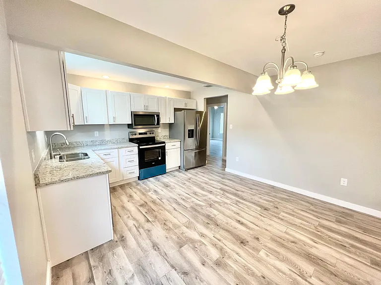 2035 Waverly Ave — Photo 5