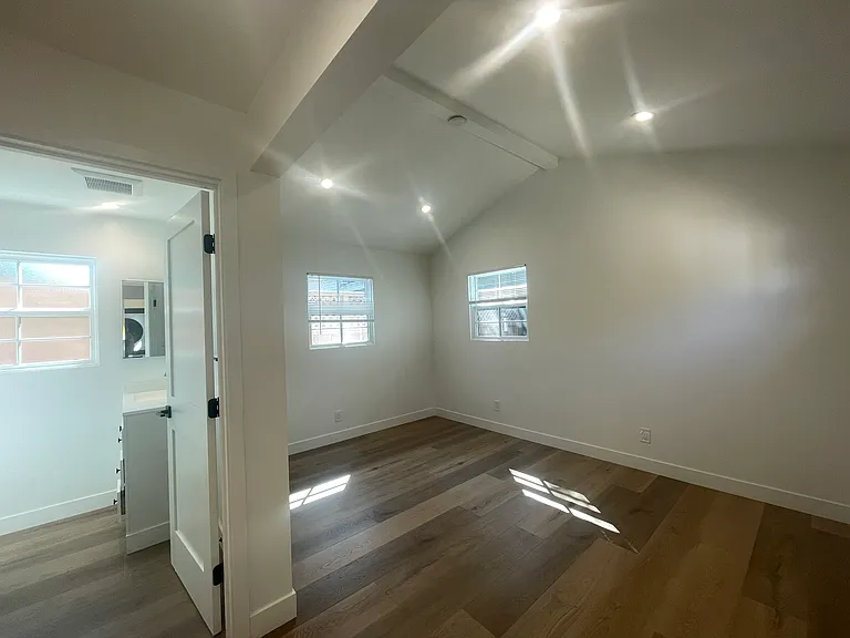 220 W Arrellaga St — Photo 14