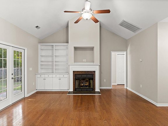 4th image of 9290 Sue Circle NE