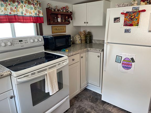 kitchen stove/fridge
