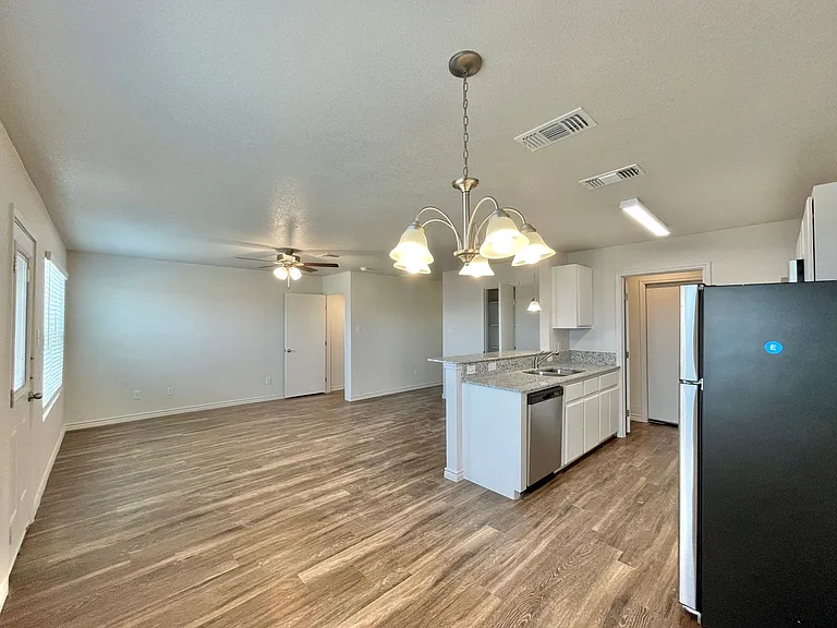 1708 Castroville Trl — Photo 33