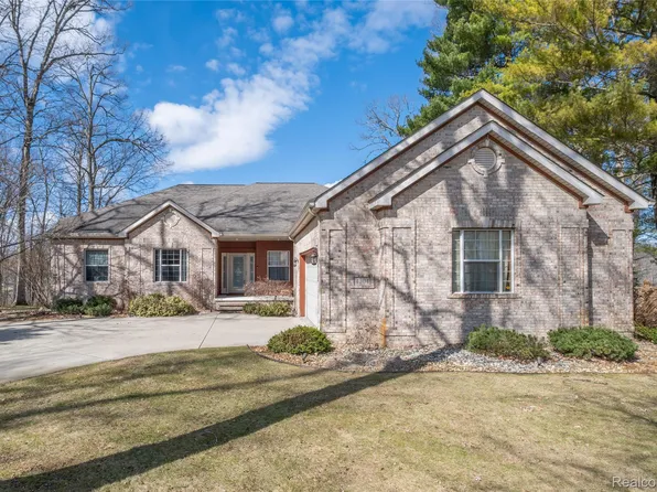 4204 Pavilion Ct, Fenton, MI 48430