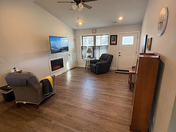 2nd image of 2035 Chestnut St