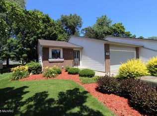 945 Laketown Dr, Holland, MI 49423
