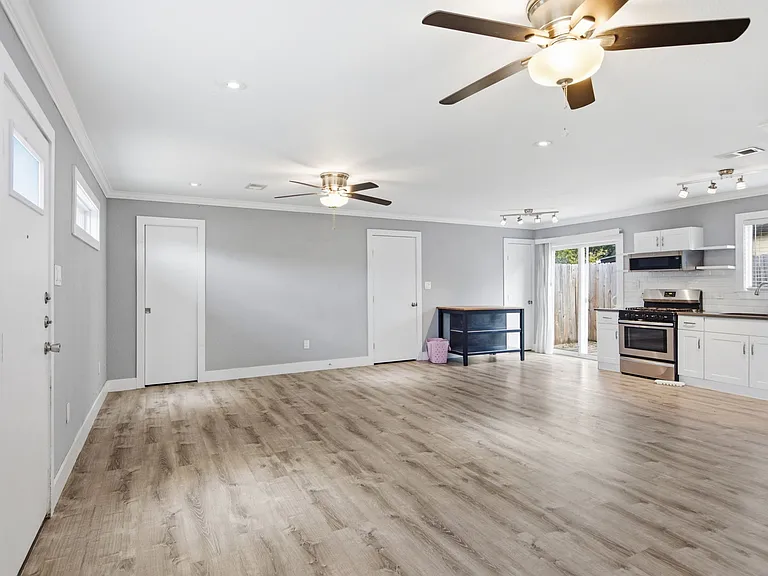 1103 Booker Ave #B — Photo 2