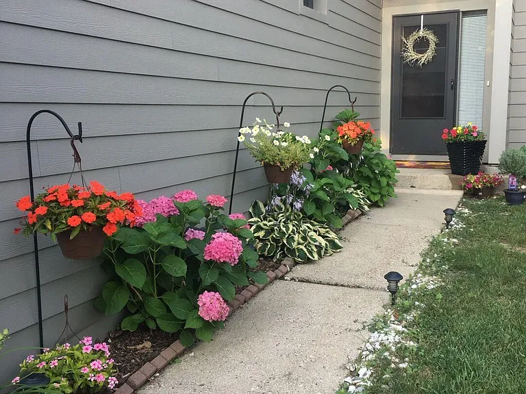 795 Watersedge Dr — Photo 1