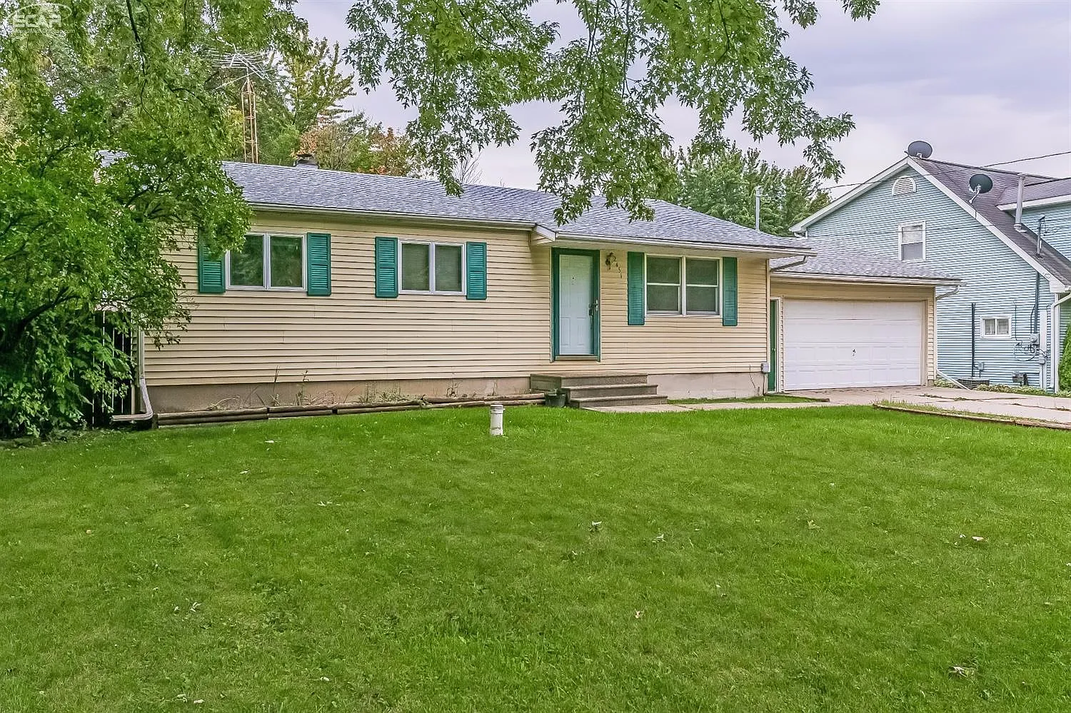 2451 Oakridge Dr photo 1