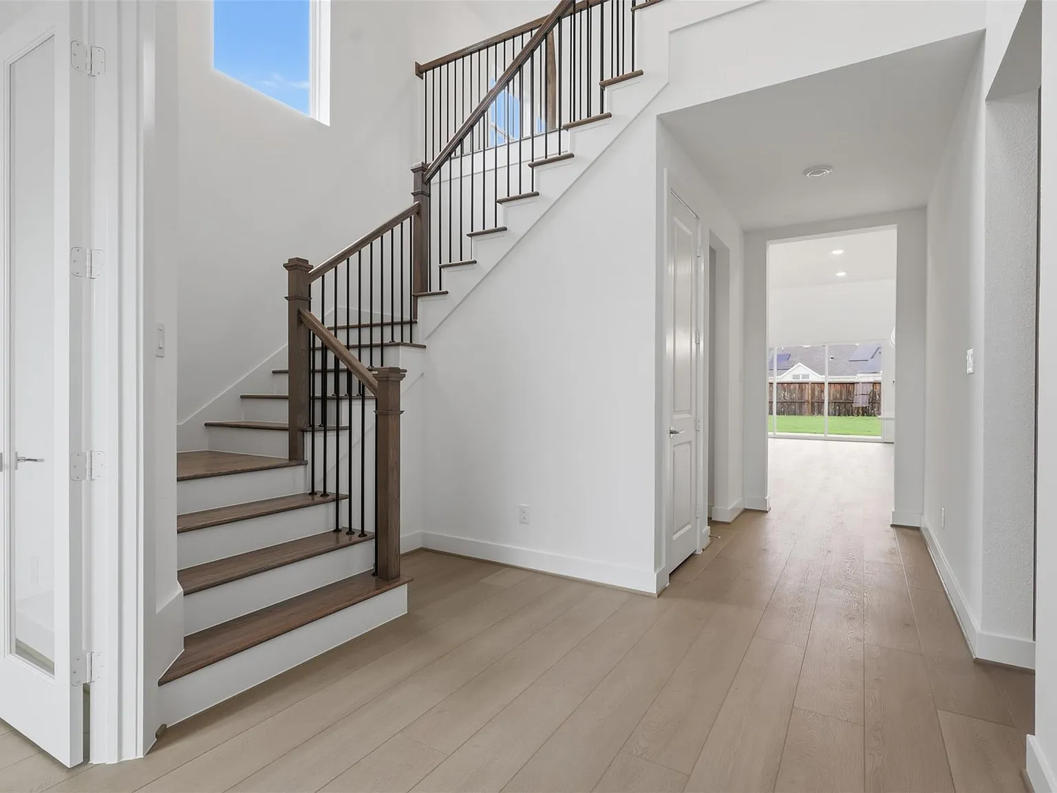3 bed, 2.5 bath, 2675 sqft, $3,200 — Photo 3