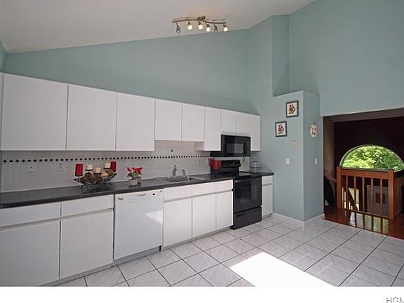 5th image of 25 Walton Dr