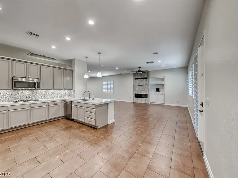2122 Mooreview St — Photo 7
