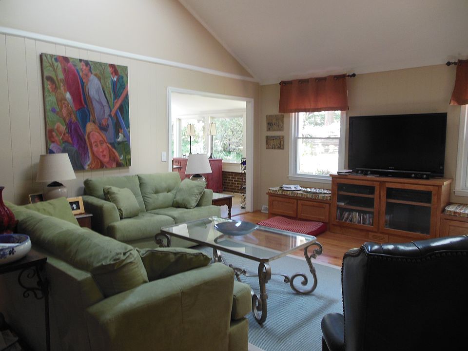 1st image of 410 Camelot Dr